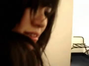 귀여운 아시아 소녀 빨아들이는 수탉