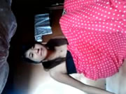 침대에서 옷을 벗고 자위하는 라틴계 소녀