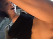 화장실에서 열정적인 섹스를 즐기는 갈색 머리 창녀