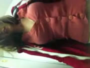 비행기 화장실에서 셀카를 찍는 큰 가슴 미녀