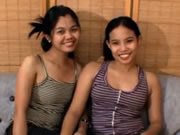 남자와 섹스하는 두 아시아 소녀