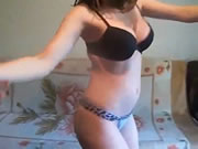 검은 브래지어를 입은 섹시한 세르비아 소녀