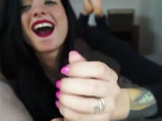 갈색 머리 아가씨가 주무르기 서비스를 제공합니다