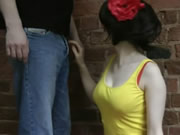 벽 앞에서 아름다운 아가씨 오럴과 주무르기