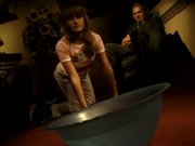 애완 동물과 놀고 그의 큰 자지를 핥는 것을 즐기는 그녀