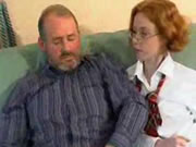 여학생을 가르치는 프랑스 노인