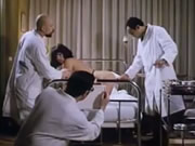 여성과 섹스하는 남성 산부인과 의사