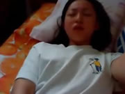 자위하는 아시아 소녀