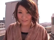 큰 가슴을 흔드는 일본 젊은 여성