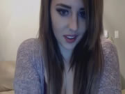 카메라에 장난감 보지를 사용하는 섹시한 갈색 머리 십대