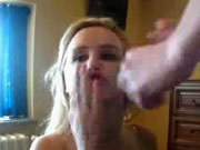 여신은 눈을 감고 오럴 섹스를 즐겼다