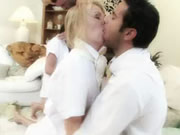 인종 간 섹스에서 절정에 달하는 두 창녀