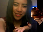 인사하기 위해 스트립쇼를 춤추는 아시아 아가씨