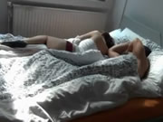 잠자리에 들기 전에 오르가즘을 즐기는 커플