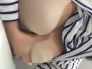 젖꼭지를 가지고 노는 소녀