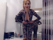 군복을 입고 자위하는 금발 소녀