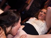 댄스 플로어에서 보지를 핥는 여자 파티