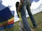 들판에서 두 명의 아시아 소녀가 항문합니다.