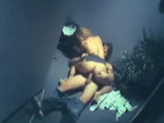 복도에서 흥미진진한 섹스를 하는 커플