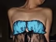 호텔 침대에 열정적인 인도네시아 뷰티