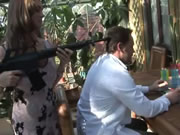 여성 요원은 임무에 실패하고 처벌을 받아들였습니다.