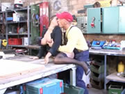 그녀의 광택 큰 자연산 가슴과 즐거운 시간