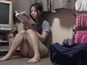 일본 순수 소녀는 그녀의 음부를 손가락으로 만진다