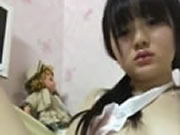 그녀의 보지를 가지고 노는 귀여운 아시아 소녀 셀카