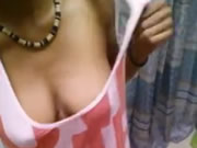 샤워하면서 셀카를 찍는 인도 여성