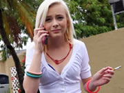 낯선 사람과 함께 차를 타는 금발 소녀