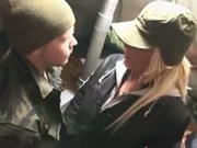 두 남자와 캠핑하는 북유럽 금발 아가씨