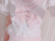 핑크 스커트 손가락을 면도 고양이를 입고 순수한 아시아 소녀