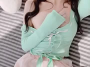 자위하고 자신을 놀리는 귀여운 아시아 소녀