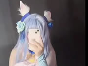 귀여운 소녀가 그녀의 음부를 손가락으로 셀카를 찍습니다